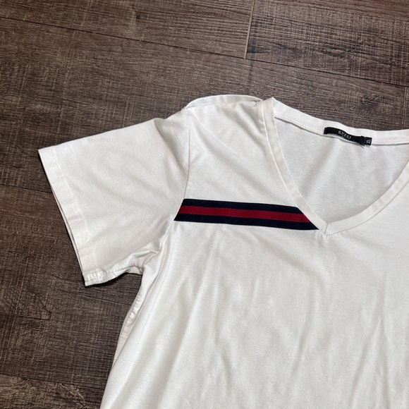 Gucci White T-Shirt with Black and Red Accents - Picture 2 of 11